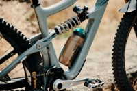 Fidlock TWIST Trinkflasche 590 ml antibakteriell mit Bottle Connector OHNE TWIST Bike Base. Transparent Black.