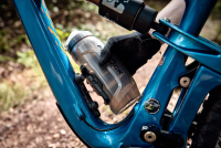 Fidlock TWIST Trinkflasche 590 ml mit Bottle Connector und TWIST Bike Base. Transparent Black.