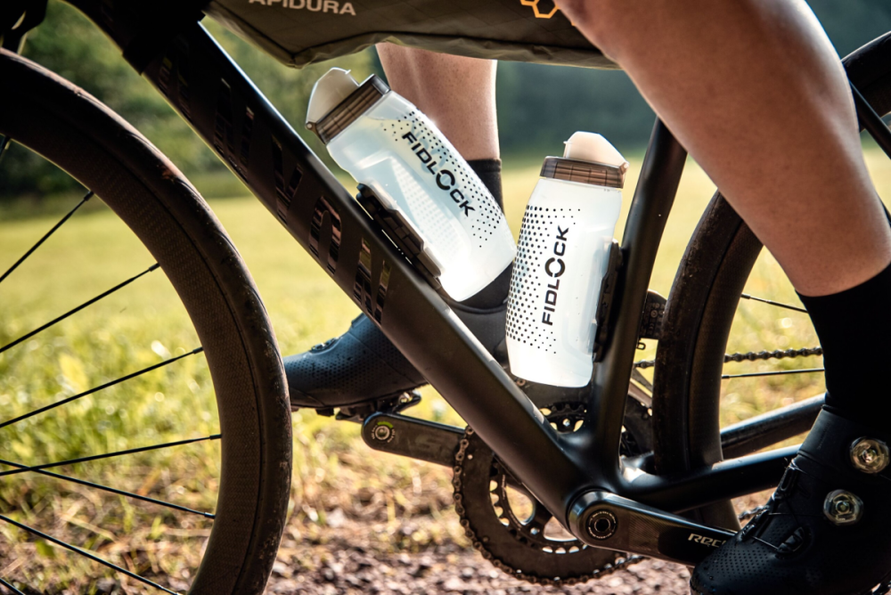 Fidlock TWIST Trinkflasche 590 ml mit Bottle Connector und TWIST Bike Base. Transparent White.