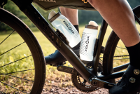 Fidlock TWIST Trinkflasche 590 ml mit Bottle Connector und TWIST Bike Base. Transparent White.