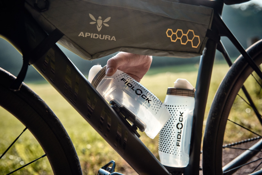 Fidlock TWIST Trinkflasche 590 ml mit Bottle Connector und TWIST Bike Base. Transparent White.