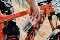 Fidlock TWIST Trinkflasche 600 ml mit Magnet-Befestigung, inkl. TWIST Bike Base. Transparent Black.